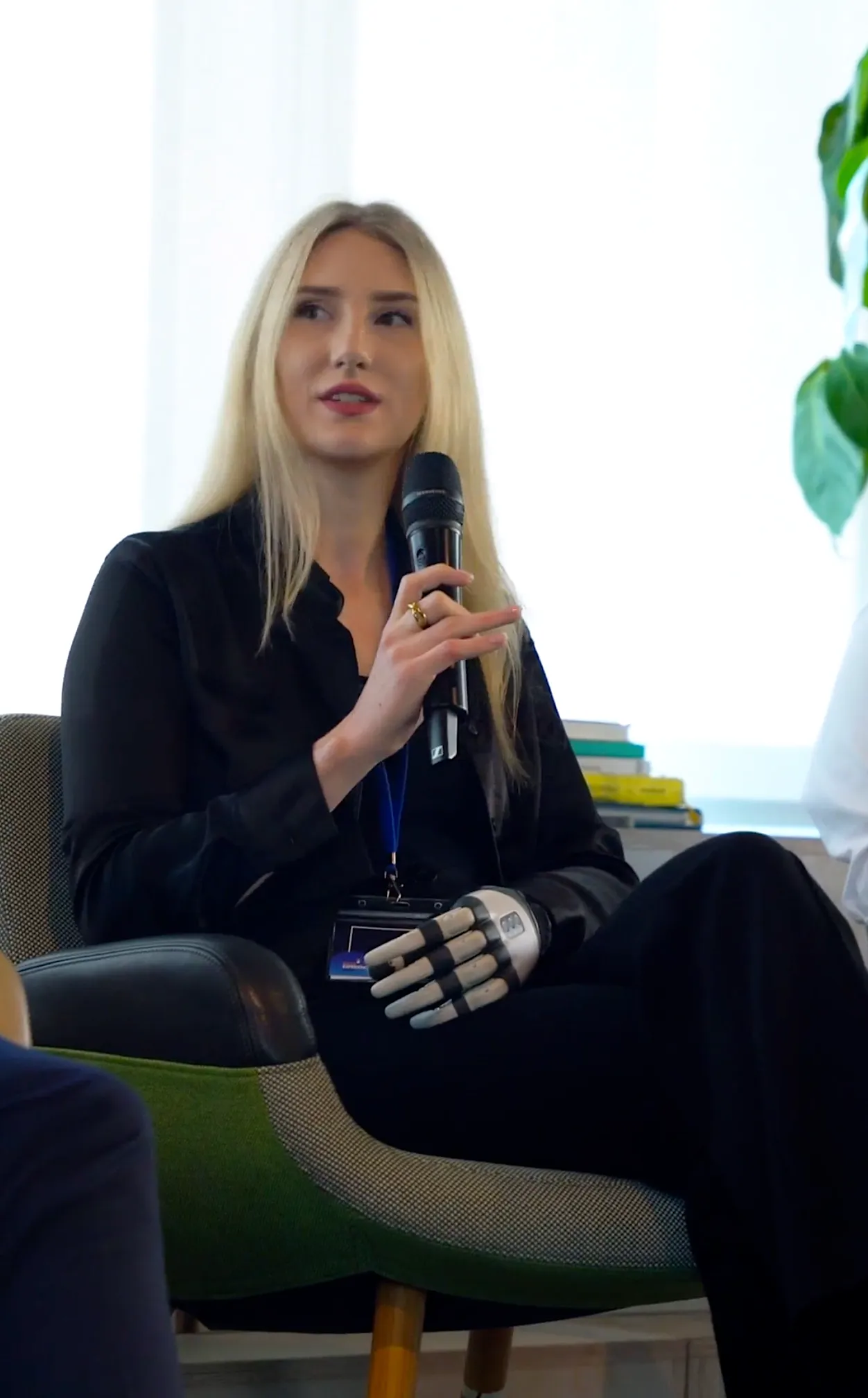 Elena Huth beim Paneltalk „Die KI hat immer recht?“ auf der Data Experience Ruhr 2026 in Essen